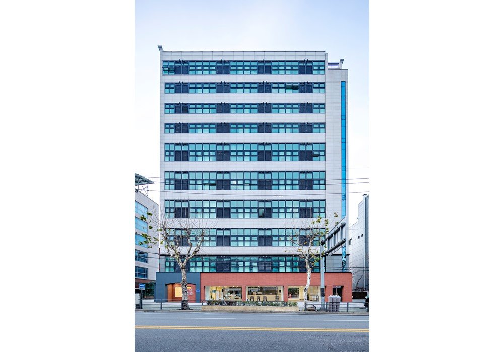 한국토지주택공사(LH)가 매입임대 방식으로 공급한 청년을 위한 공공임대주택 ‘안암생활’ 전경. 서울 성북구 안암동에 있어 대중교통이 편리하고 대학가와의 거리도 가깝다. LH 제공