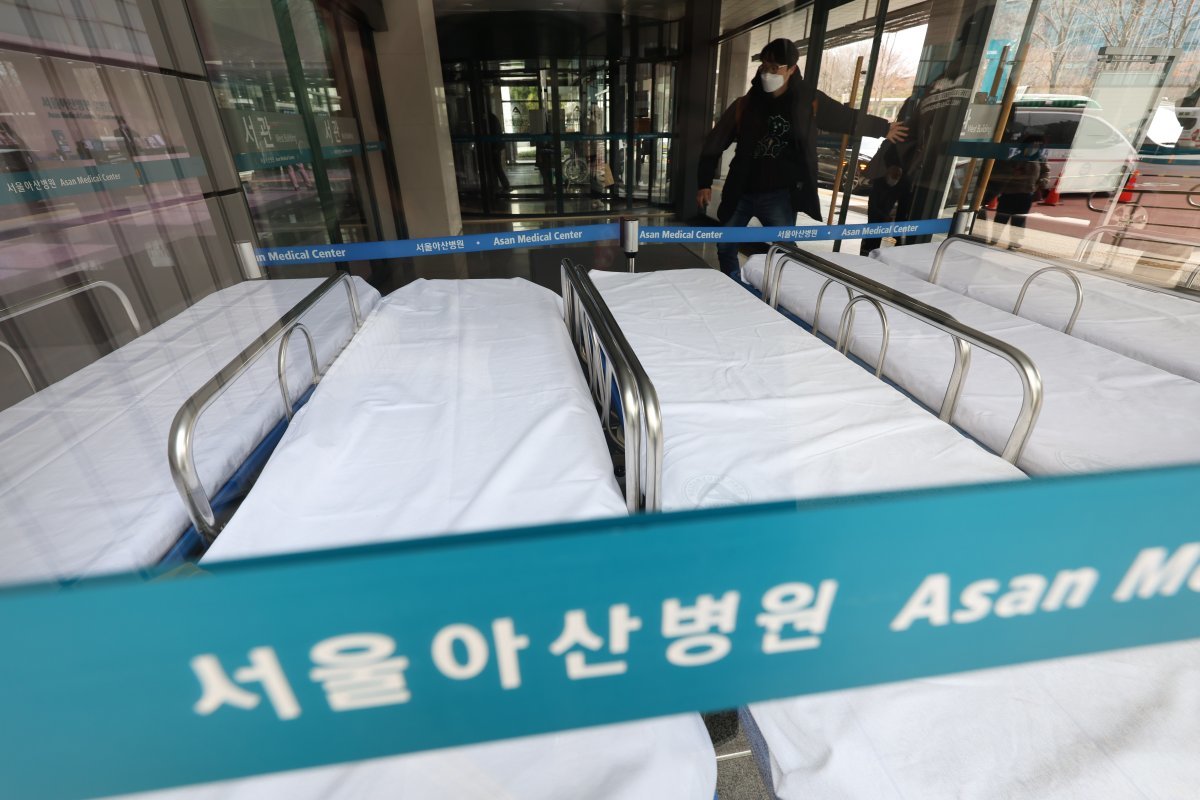 6일 서울 송파구 서울아산병원에 응급환자를 위한 침상이 놓여 있다. 2024.3.6/뉴스1