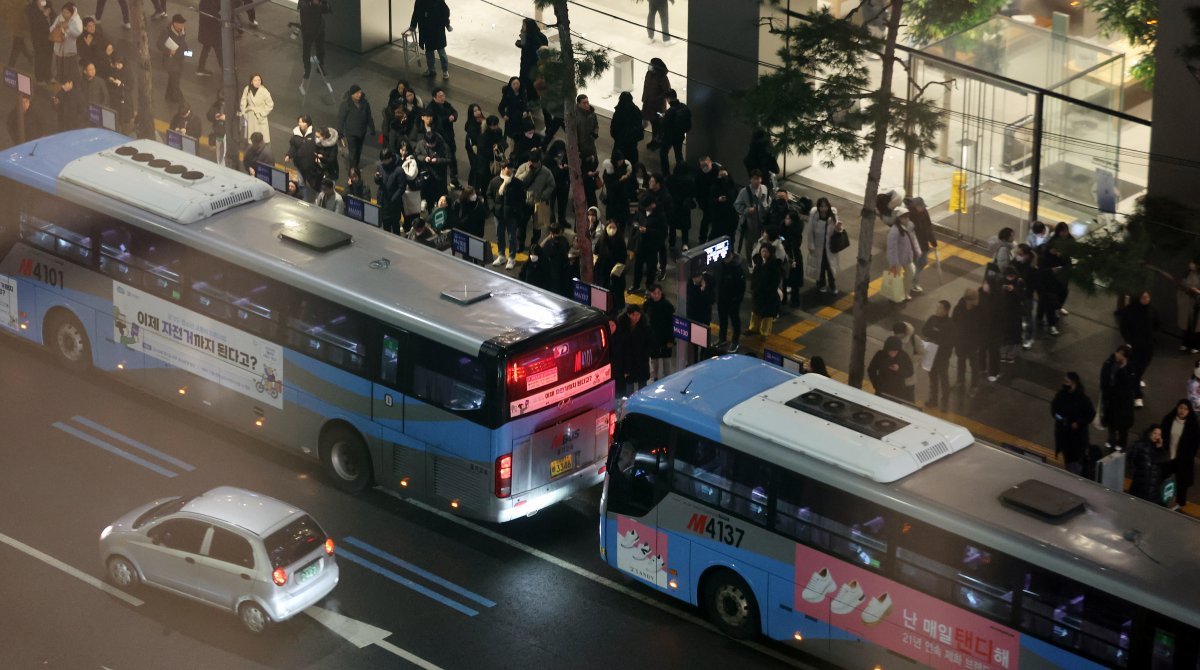 지난 1월 서울 중구 명동에서 시민들이 광역 버스를 기다리고 있다.  ⓒ News1