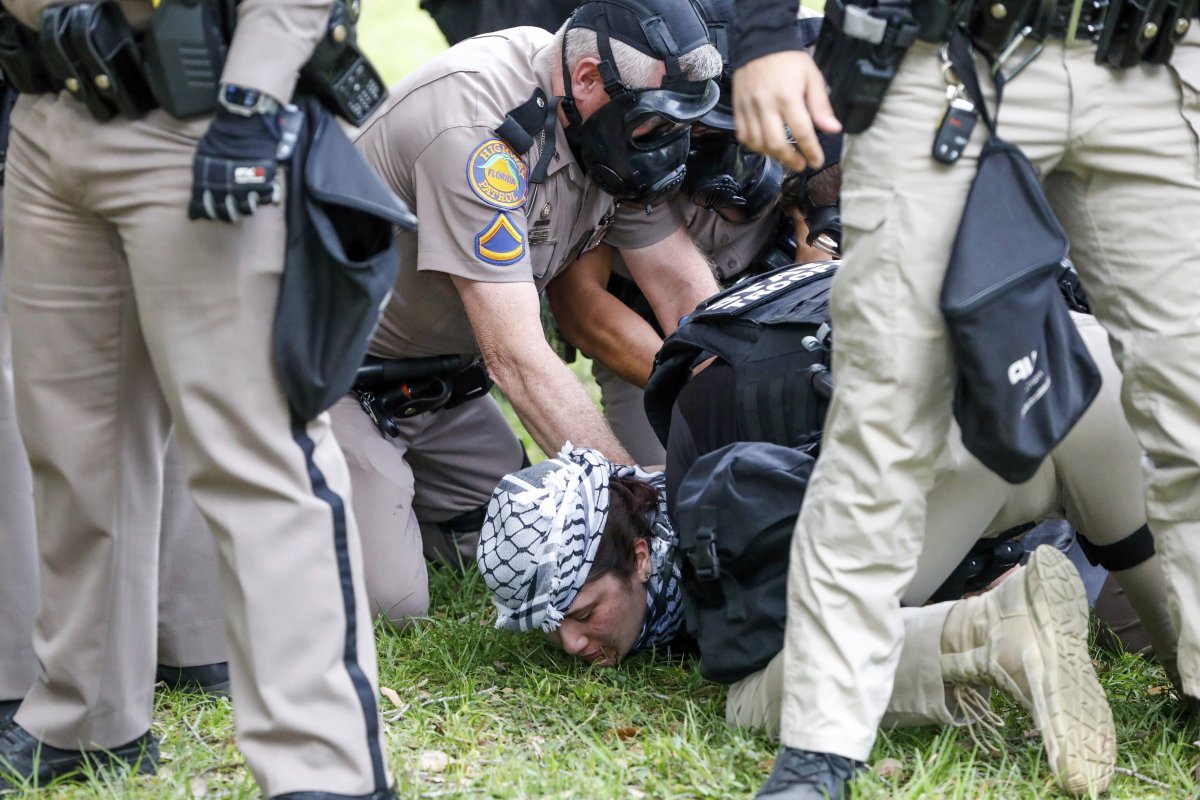 지난달 30일(현지시각) 미 플로리다주 탬파에 있는 사우스플로리다대학 내 MLK 플라자에서 경찰이 친팔레스타인 시위 참가자를 체포하고 있다. 2024.05.01. 탬파=AP/뉴시스