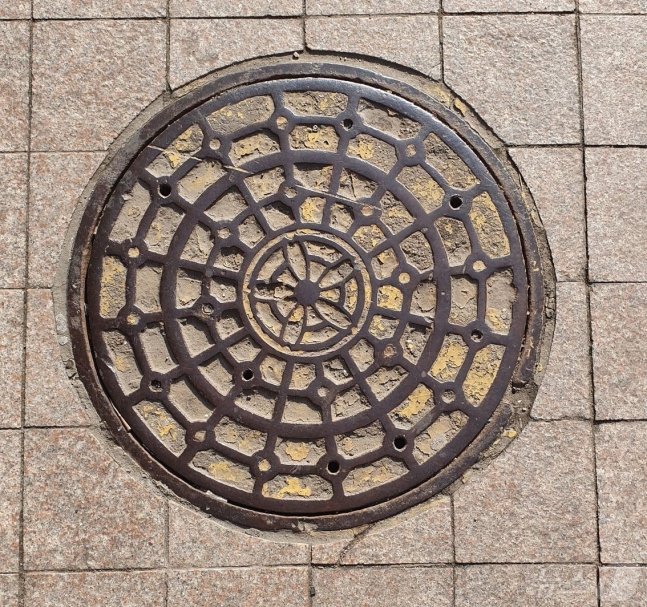 인천부 맨홀 뚜껑.(인천시립박물관 제공)