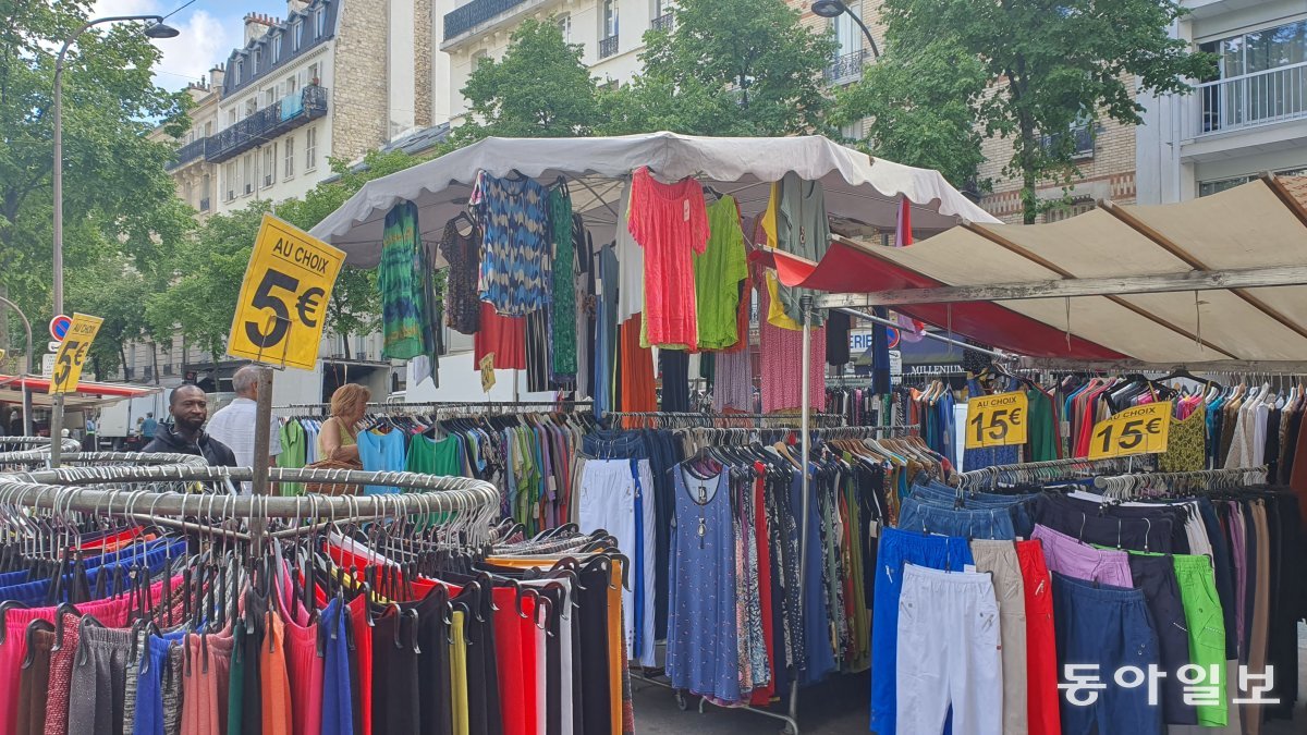 프랑스 파리의 길거리 할인 시장에 옷들이 가격표와 함께 걸려 있다. 파리=조은아 특파원 achim@donga.com