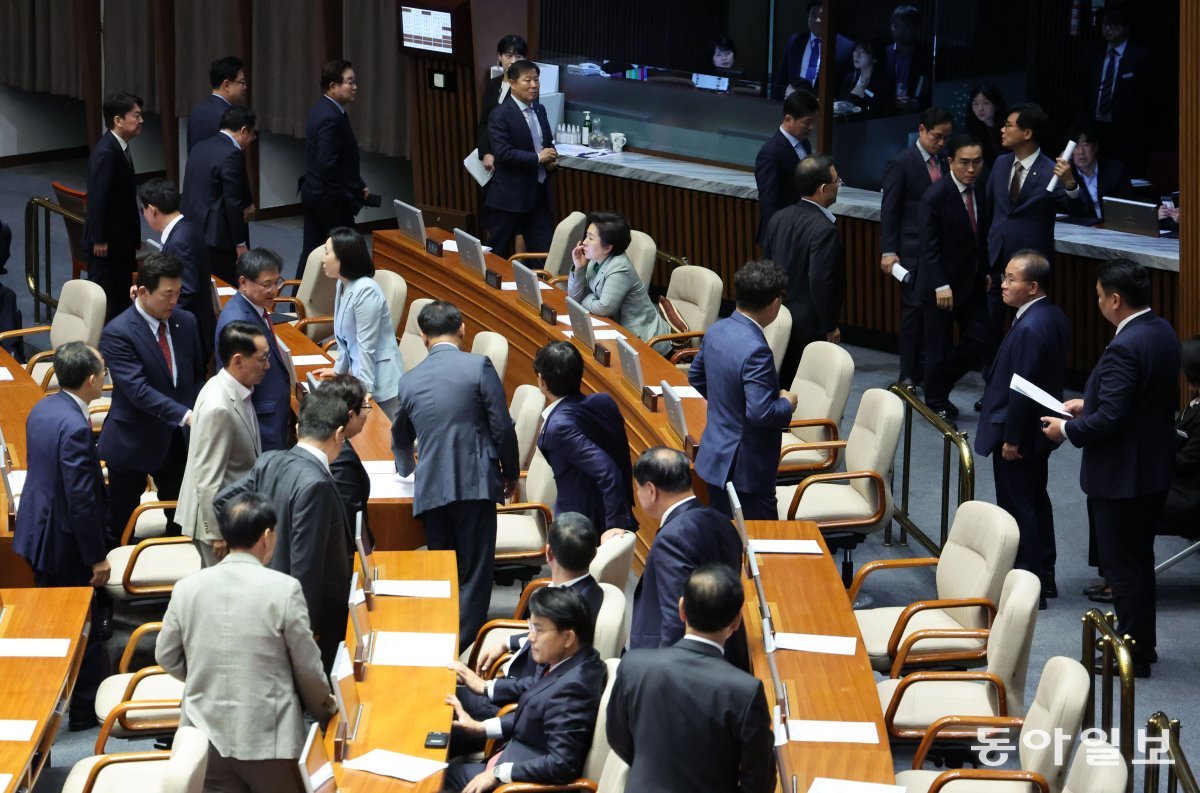 2일 국민의힘 의원들이 채상병 특검법이 추가로 상정되자 본회의장을 떠나고 있다. 박형기 기자 oneshot@donga.com
