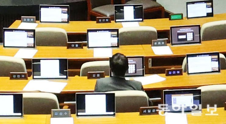 2일 국민의힘 김웅 의원이 자리에 남아 채상병 특검법 의결에 투표하고 있다. 박형기 기자 oneshot@donga.com