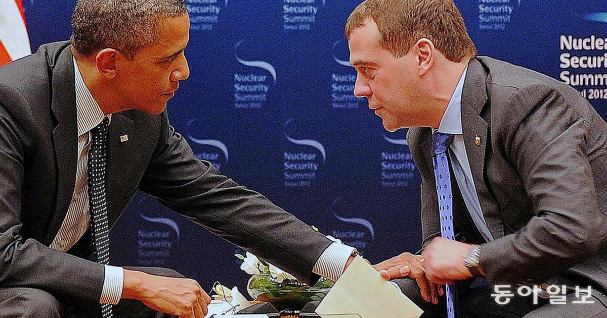 2012년 서울 핵안보정상회의에서 밀담을 나누는 버락 오바마 미국 대통령(왼쪽)과 드미트리 메드베데프 러시아 대통령. 오바마 재단 홈페이지
