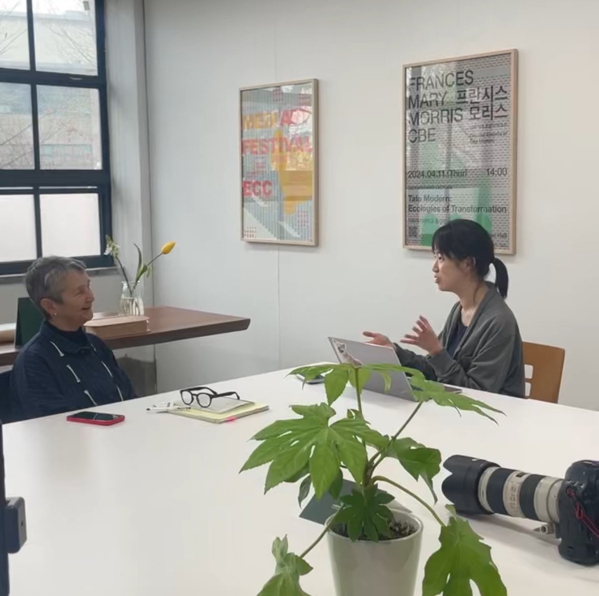 영감한스푼과 인터뷰 하고 있는 프랜시스 모리스(왼쪽) 관장. 사진제공 최희정