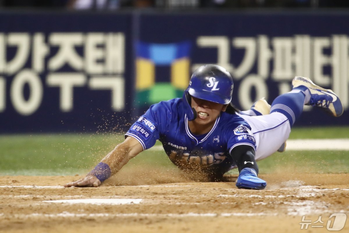 Samsung's Kim Seong-yoon rushes home using his quick feet in the top of the 9th inning in the game against Doosan on the 2nd.  Kim Seong-yoon, who got on base with a bunt hit, scored a goal.  News 1