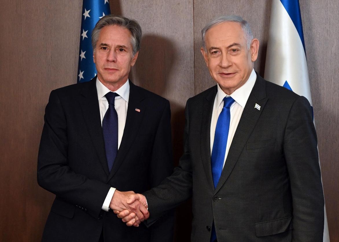 토니 블링컨 미국 국무장관(왼쪽)이 1일 이스라엘 예루살렘에서 베냐민 네타냐후 이스라엘 총리와 악수하고 있다. 예루살렘=신화 뉴시스