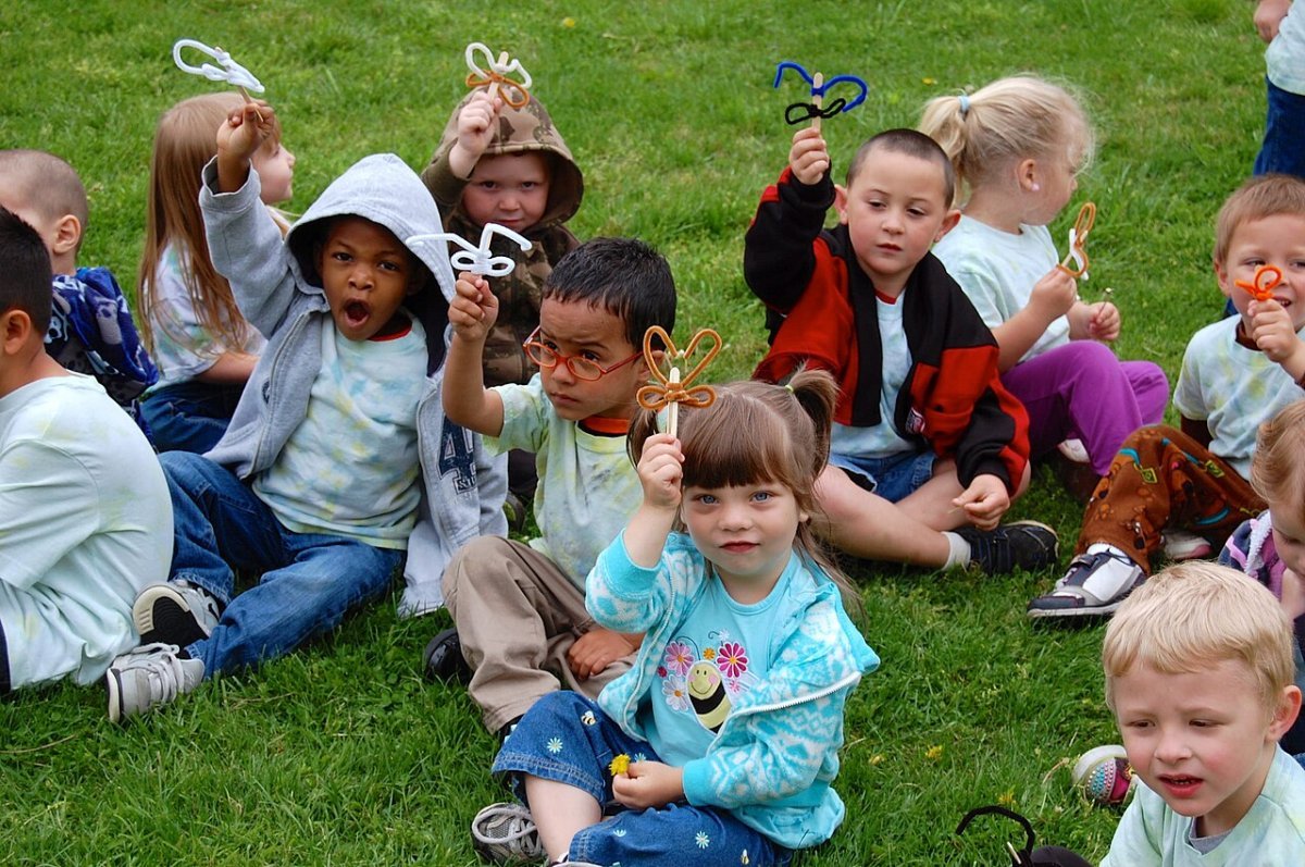 미국 보건복지부의 조기 교육 프로그램 ‘헤드 스타트’에 참여한 아이들이 프로그램에서 만든 공작물을 들고 있다. 사진 출처 위키미디어
