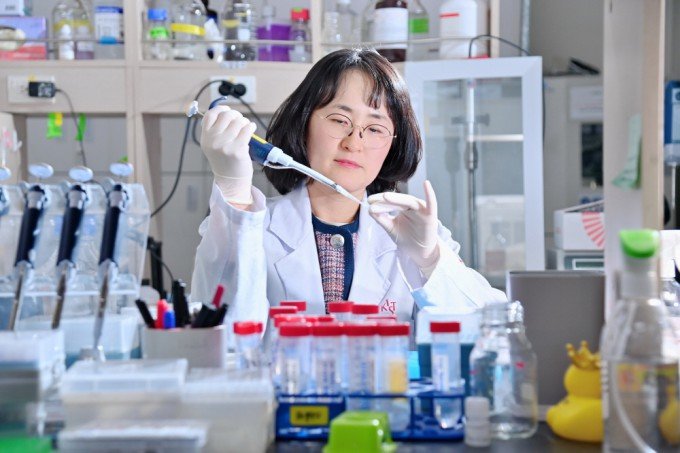 류주희 한국과학기술연구원(KIST) 의약소재연구센터 책임연구원이 암 백신 연구를 진행하고 있다. 사진 출처 KIST