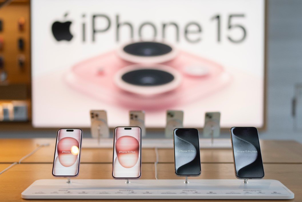 아이폰15 판매는 기대에 미치지 못했지만, 올가을 나올 아이폰16에 대한 기대감은 커진다. AP 뉴시스