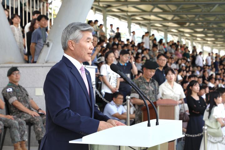 이기식 병무청장이 충남 논산 육군훈련소를 방문해 현역병으로 입영하는 장병들을 응원하며 격려사를 하고 있다. (사진=병무청 제공) 2023.09.11