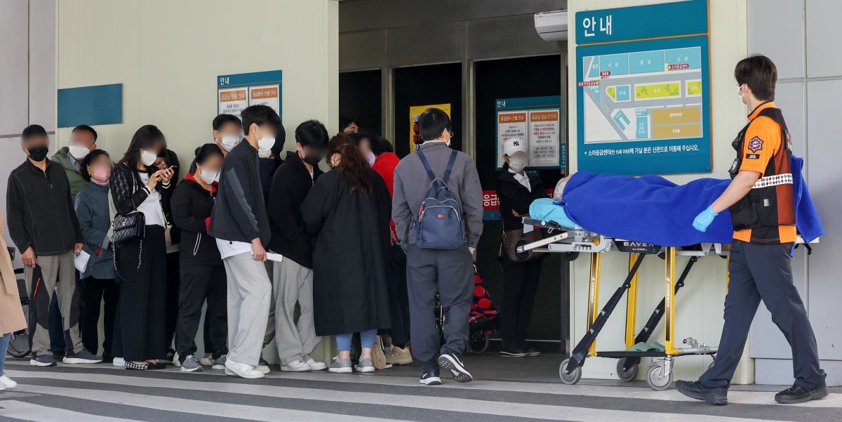 지난 25일 서울의 한 대학병원 응급의료센터 앞에서 환자와 보호자들이 줄이어 진료를 기다리고 있다. 2024.4.25/뉴스1