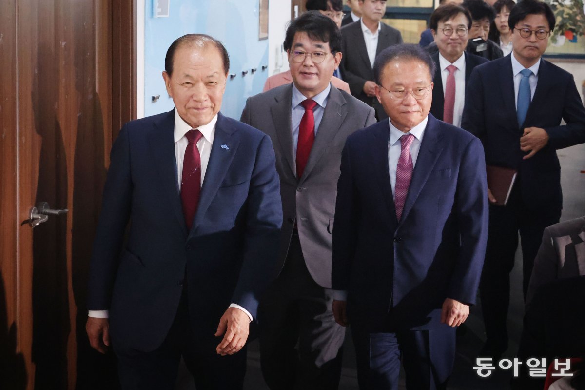 3일 국민의힘 황우여 신임 비상대책위원장이 윤재옥 원내대표와 함께 입장하고 있다. 박형기 기자 oneshot@donga.com