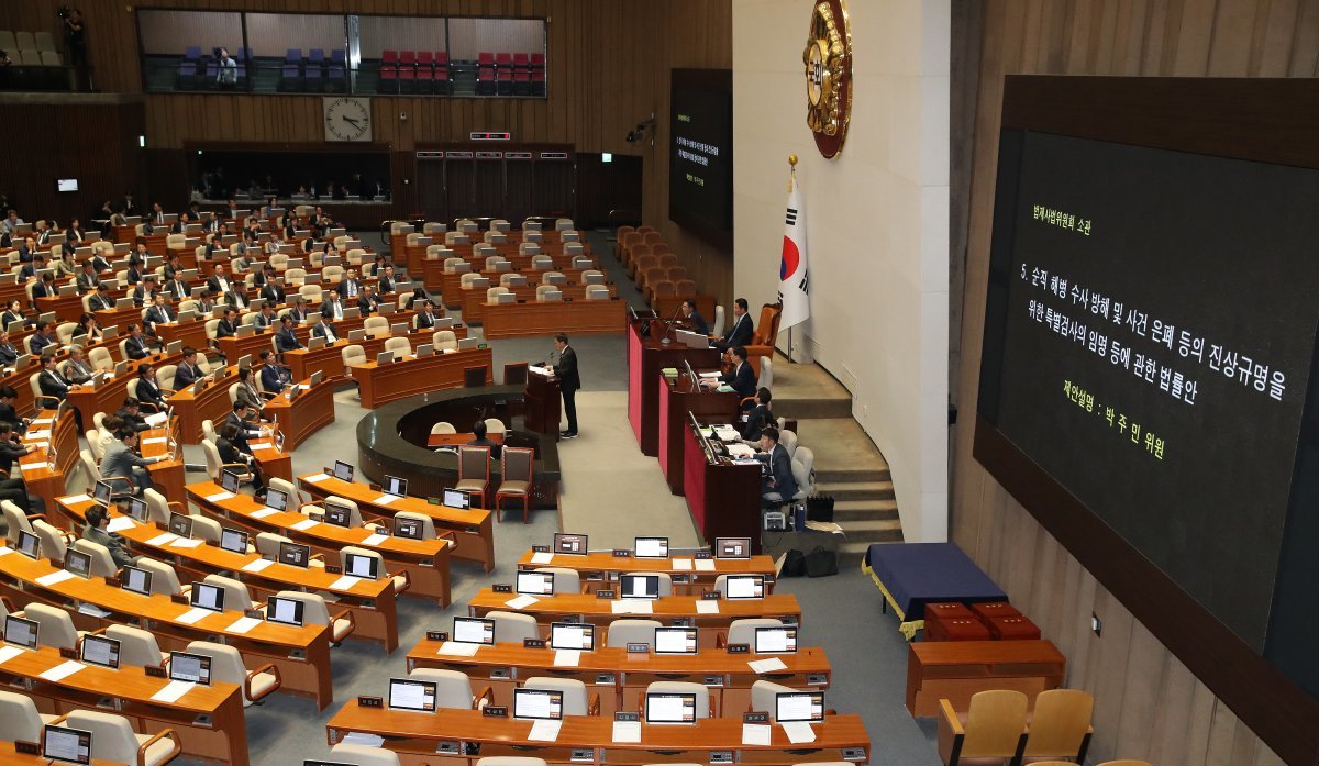 2일 서울 여의도 국회에서 열린 제414회국회(임시회) 제1차 본회의에서 ‘채상병특검법’(순직 해병수사 방해 및 사건 은폐 등의 진상규명을 위한 특별검사의 임명 등에 관한 법률안)이 추가상정 되자 국민의힘 의원들이 퇴장한 가운데 김웅 의원만 본회의장에 남아 표결에 참여 하고 있다. 뉴스1