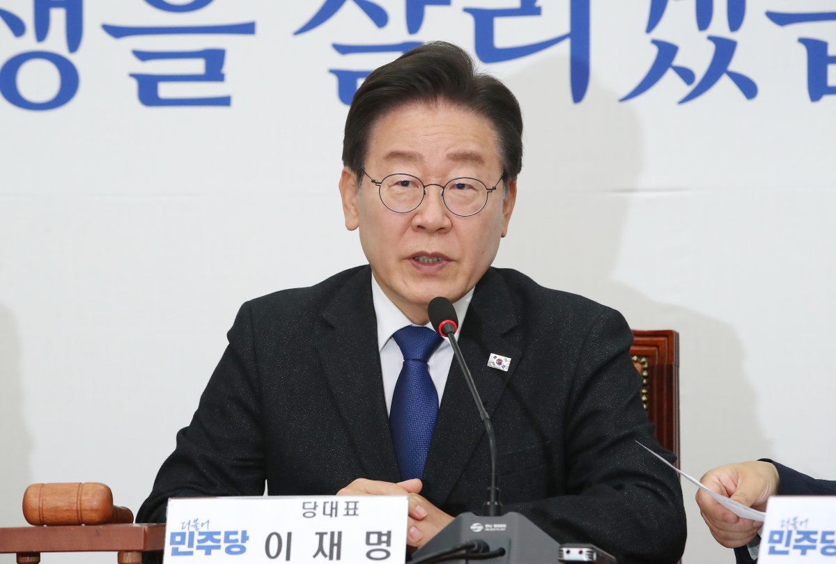 이재명 더불어민주당 대표가 3일 오전 서울 여의도 국회에서 열린 최고위원회의에서 발언을 하고 있다. 2024.5.3. 뉴스1