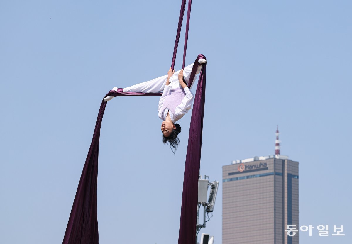 3일 오전 서울 용산구 노들섬에서 2024 서울서커스페스티벌 출연진이 주요 작품 시연을 하고 있다. 공연창작집단사람X서주향X재주상단의 ‘옛, 다!’. 이한결 기자 always@donga.com