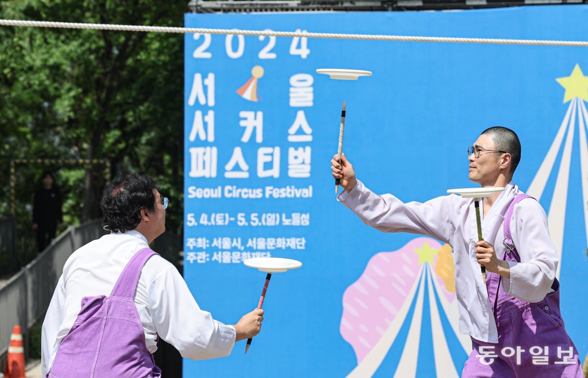 3일 오전 서울 용산구 노들섬에서 2024 서울서커스페스티벌 출연진이 주요 작품 시연을 하고 있다. 공연창작집단사람X서주향X재주상단의 ‘옛, 다!’. 이한결 기자 always@donga.com