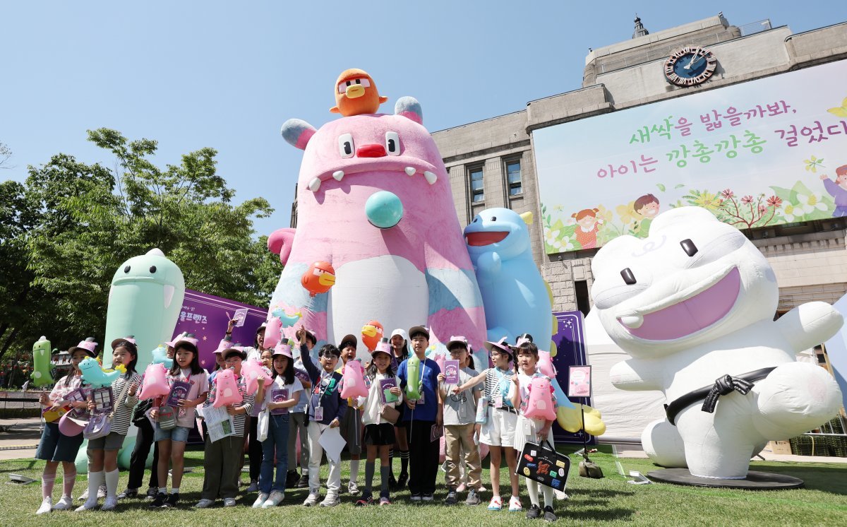 2일 서울광장 잔디광장에서 열린  ‘걱정아 사라져라, 얍’ 해치의 마법마을 팝업행사에서 서울시 어린이 기자단이 해치와 기념촬영을 하고 있다. 이번 팝업 행사는 새롭게 단장한 시의 상징 캐릭터 해치&소울프렌즈를 알리기 위해 열렸으며, 오는 6일까지 운영한다. 뉴시스