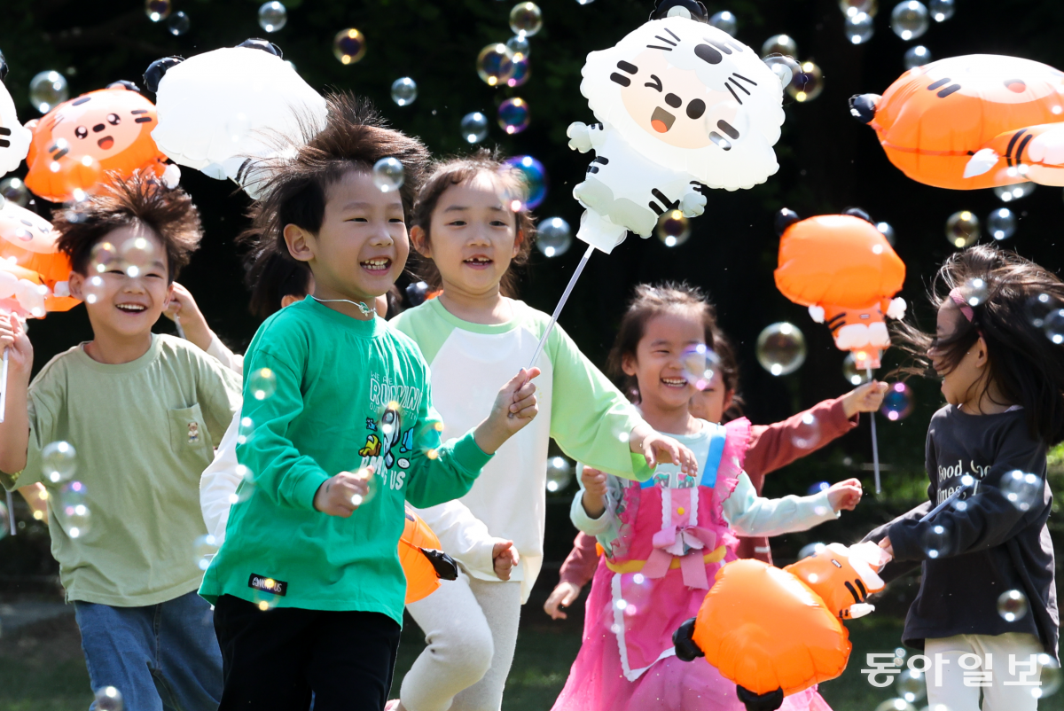 102주년 어린이날(5일)을 맞아 2일 서울 송파구 올림픽공원으로 야외학습에 나선 송파구청 어린이집 원생들이 비눗방울 놀이를 하며 즐거운 시간을 보내고 있다. 양회성 기자 yohan@donga.com