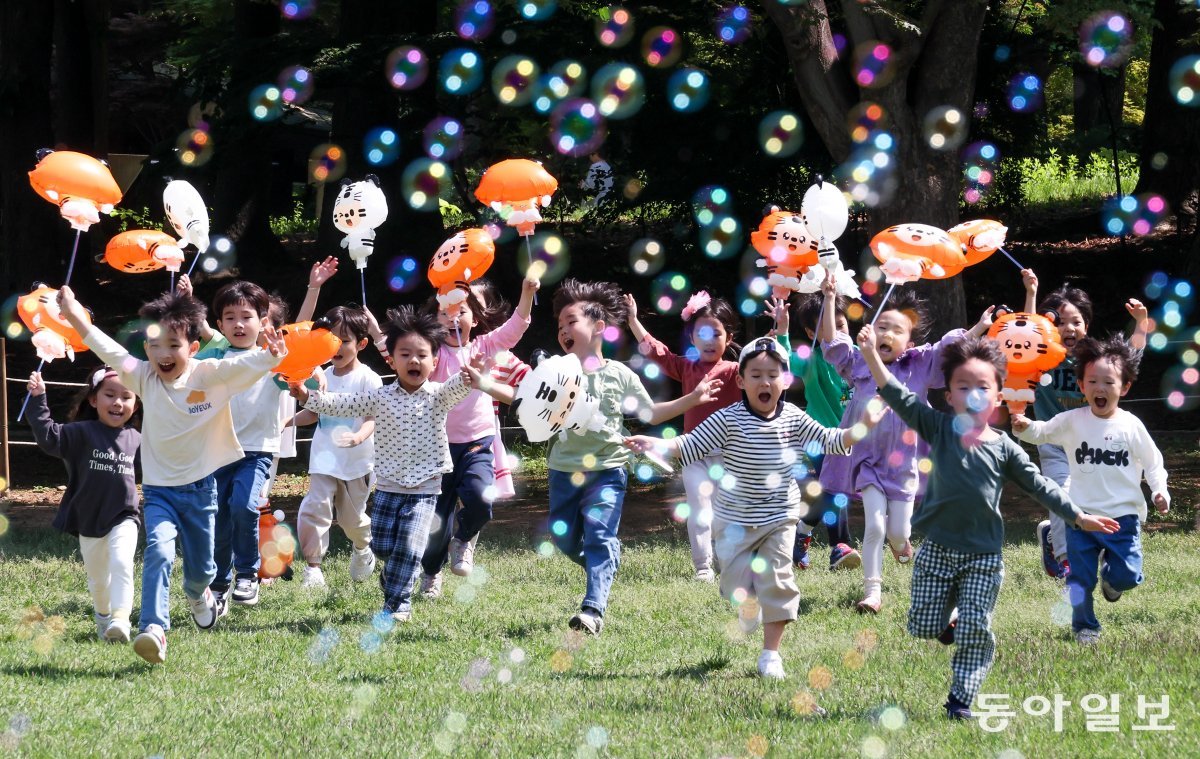 102주년 어린이날(5일)을 맞아 2일 서울 송파구 올림픽공원으로 야외학습에 나선 송파구청 어린이집 원생들이 비눗방울 놀이를 하며 즐거운 시간을 보내고 있다. 양회성 기자 yohan@donga.com