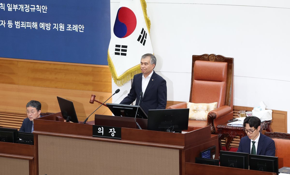 김현기 서울시의회 의장이 3일 서울 중구 서울특별시의회 본회의장에서 열린 제323회 서울시의회 임시회 제4차 본회의에서 의사봉을 두드리고 있다. 2024.5.3. 뉴스1