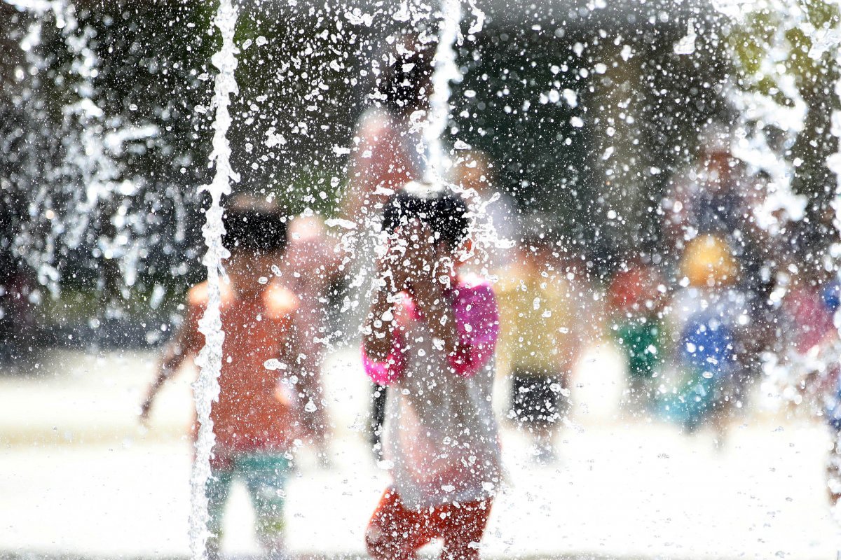광주 북구 신용근린공원 바닥분수에서 야외활동 나온 어린이집 아이들이 물놀이를 하며 더위를 식히고 있다. 2023.9.6. 뉴스1