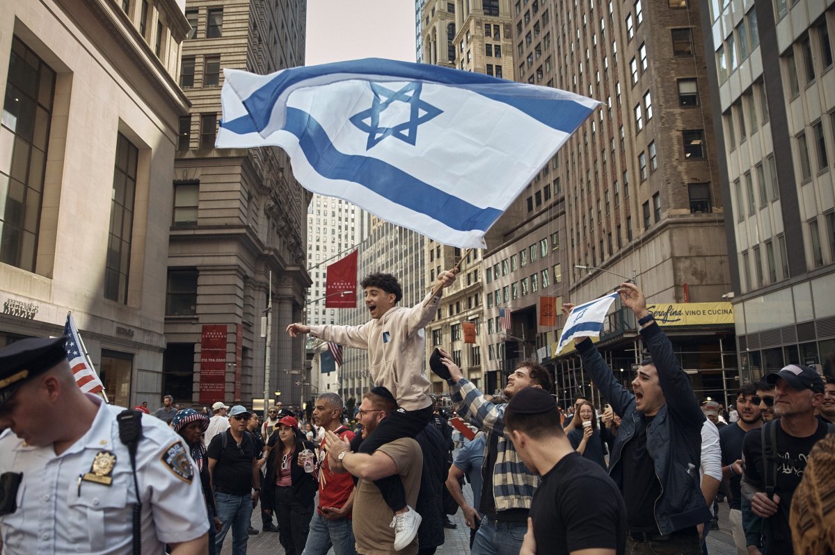 이스라엘에 대한 경제 봉쇄를 요구하는 친팔레스타인 시위대에 맞서 친이스라엘 시위대가 미국 뉴욕증권거래소 앞에서 국기를 흔들고 있다. AP 뉴시스