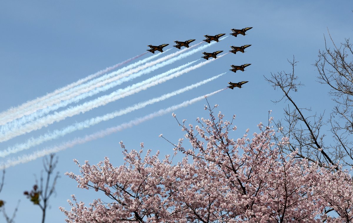 공군 특수비행팀 블랙이글스가 3월31일 오후 서울 마포대교 인근에서 여의도 봄꽃축제 축하 에어쇼를 펼치고 있다. 2024.3.31/뉴스1