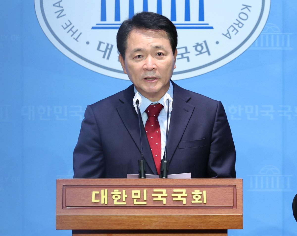 성일종 국민의힘 의원이 18일 서울 여의도 국회 소통관에서 의대 정원 확대 및 국군의무사관학교 설립 관련 기자회견을 하고 있다. 2023.10.18/뉴스1