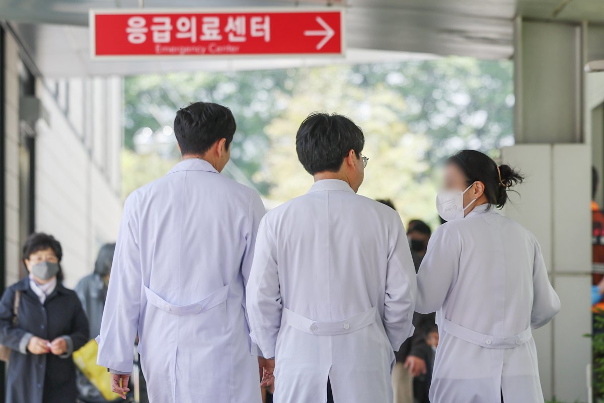 서울의 한 대학병원에서 의료진이 오가고 있다. 2024.4.25/뉴스1