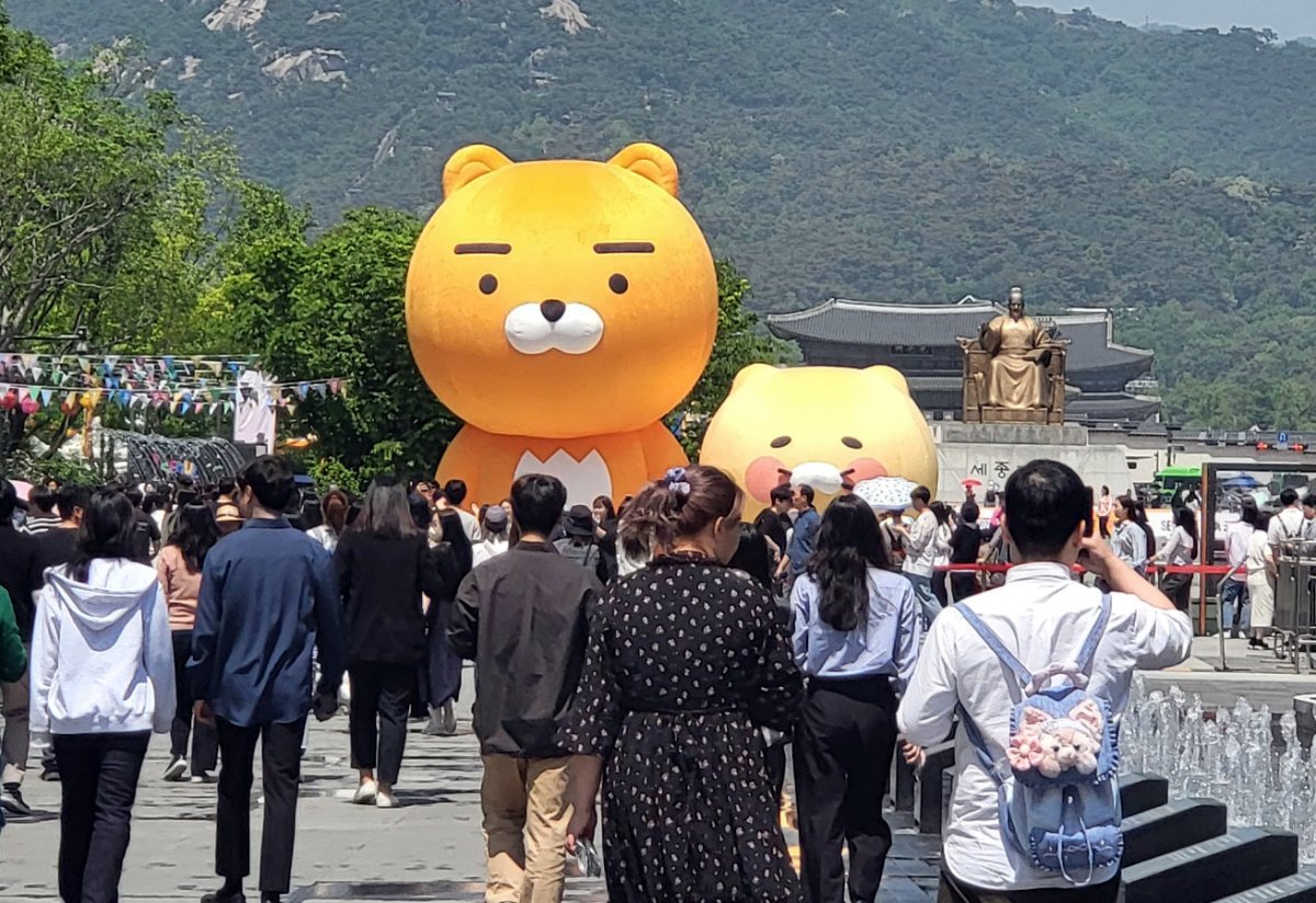 3일 오후 서울 종로구 광화문 광장에서 시민들이 ‘서울페스타 2024’ 전시물을 구경하고 있다. 2024.5.3/뉴스1