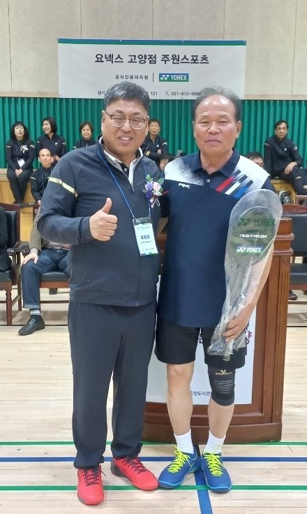 박청호 고문(오른쪽)이 한 배드민턴 대회에서 입상한 뒤 포즈를 취했다. 박청호 고문 제공.