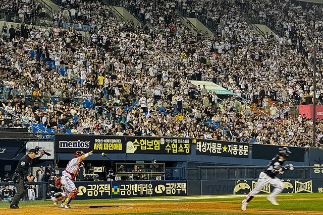 어린이날 연휴를 앞두고 만원 관중이 들어찬 잠실구장. 뉴스1