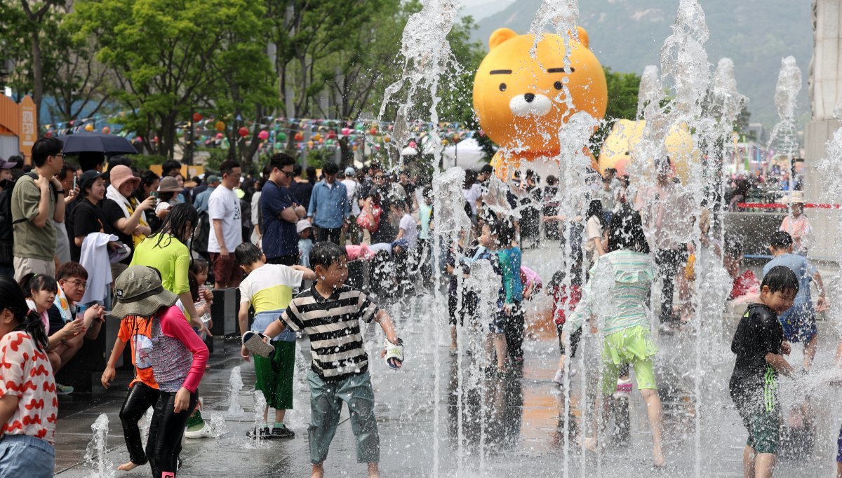 어린이날 연휴 첫날 초여름 날씨를 보인 4일 서울 광화문광장 분수대에서 아이들이 물놀이를 하며 더위를 식히고 있다. 2024.5.4/뉴스1 ⓒ News1