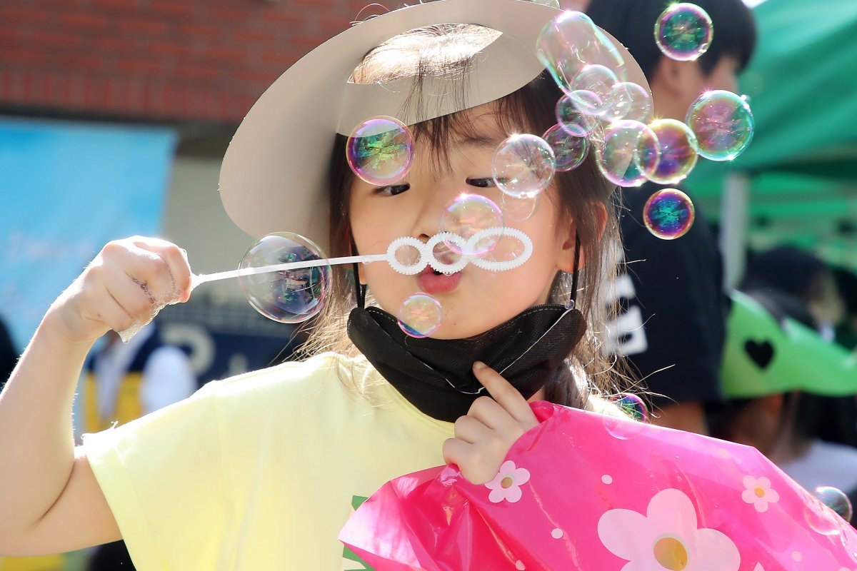어린이날을 이틀 앞둔 3일 오후 대구 중구 남산기독교종합사회복지관에서 열린 어린이날 기념행사에 참석한 어린이들이 비눗방울 놀이를 즐기고 있다. 2024.5.3/뉴스1