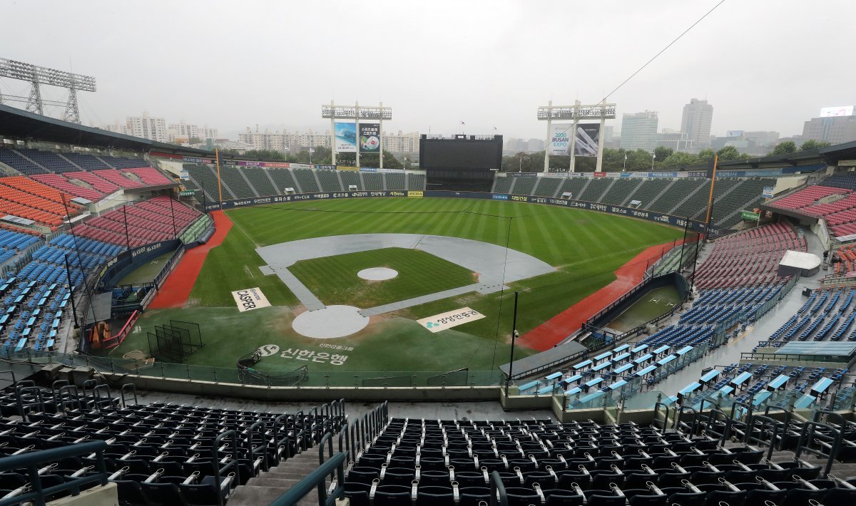 비 내리는 잠실야구장 전경. 뉴스1 DB