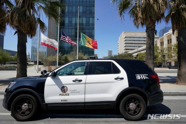 미국 로스앤젤레스(LA)에서 경찰관이 흉기를 소지한 한국인 남성을 사살했다. 사진은 LA 시내 경찰본부 앞에 주차된 LA 경찰국(LAPD) 긴급 출동 차량의 모습. 2024.05.05.뉴시스