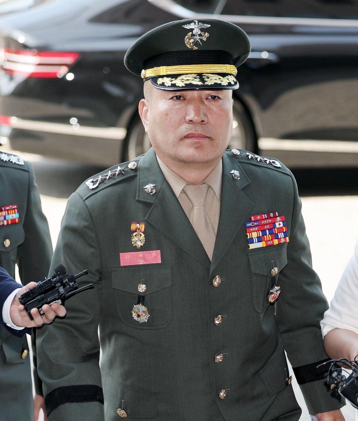 김계환 해병대 사령관이 ‘채모 상병 순직 사건 수사 외압 의혹’과 관련한 피의자 조사를 받기 위해 4일 오전 정부과천청사 고위공직자범죄수사처에 출석하고 있다. 과천=뉴시스