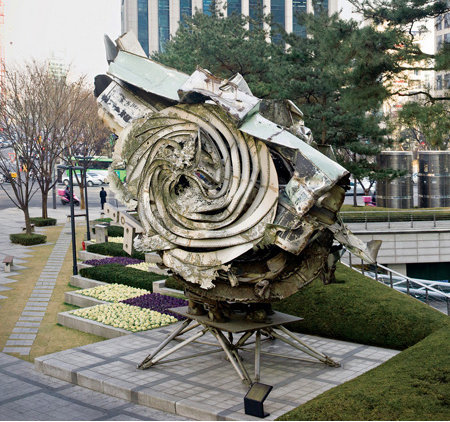 서울 강남구 포스코센터 앞에 설치된 프랭크 스텔라의 1997년작 ‘아마벨’. 포스코 제공