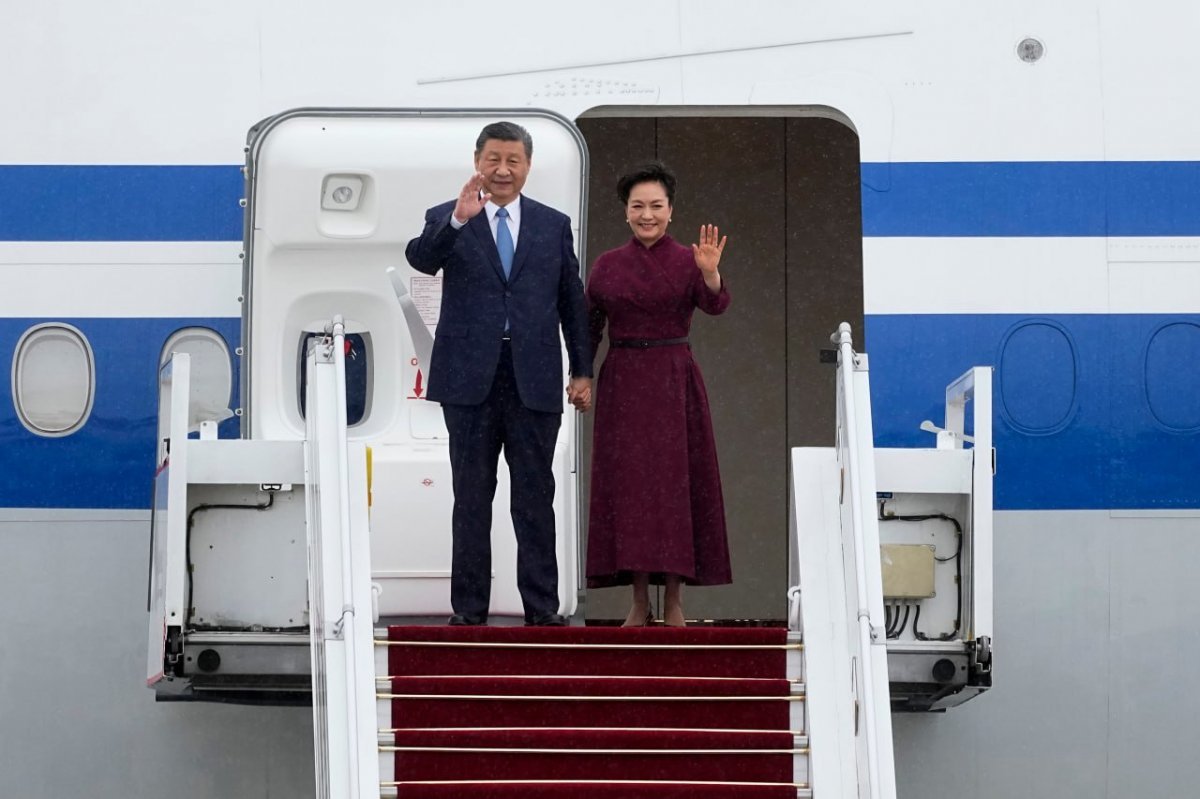 시진핑 중국 국가주석이 5일 오후 3시 40분 경(현지시간) 프랑스 파리 오를리 국제공항에 도착해 전용기에서 나와 손을 흔들고 있다. 시 주석은 프랑스를 시작으로 세르비아와 헝가리를 잇따라 방문할 예정이다. 파리=AP 뉴시스