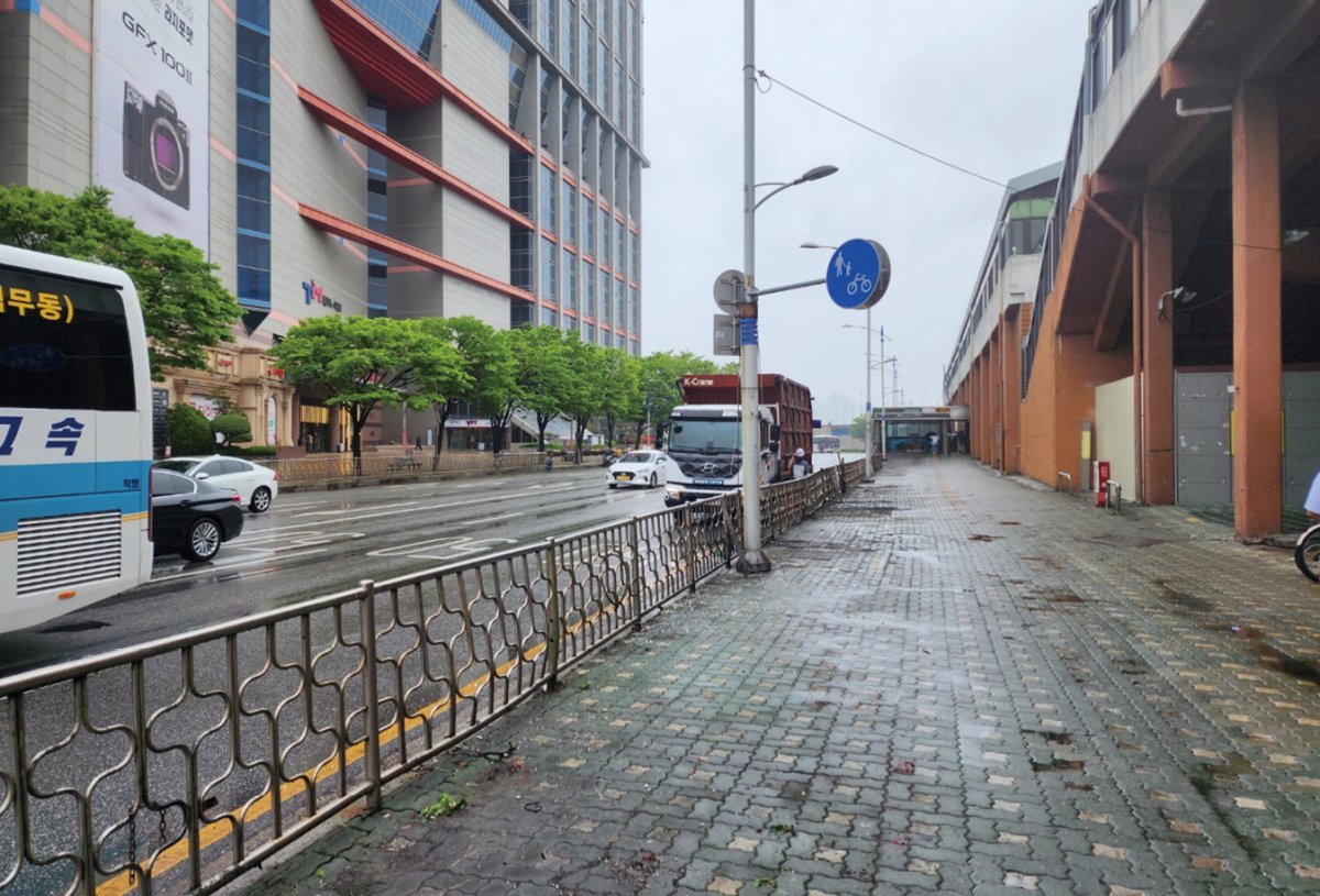 강변역 주변 노점상 철거 후 깨끗해진 거리. 광진구 제공