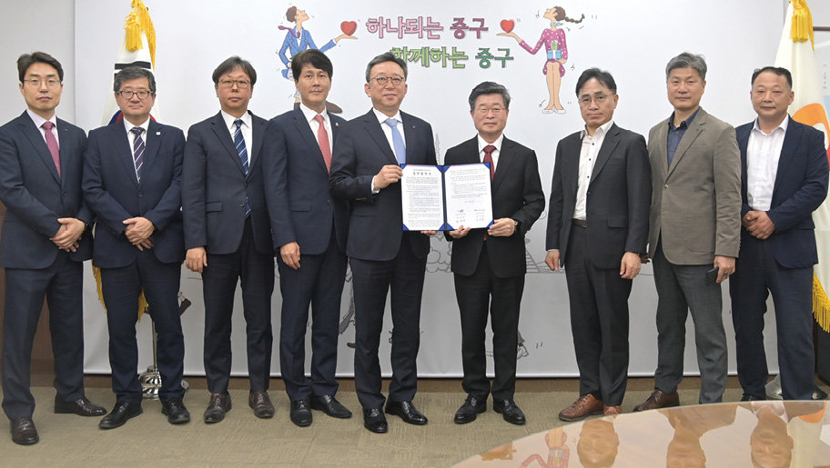 김길성 중구청장(오른쪽에서 4번째)이 신한은행 관계자들과 업무 협약을 맺고 있다. 중구 제공