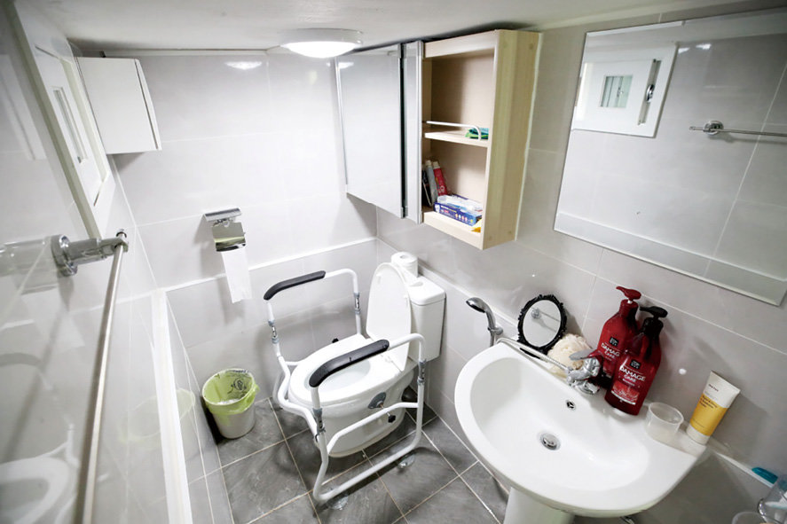 변기에 낙상을 방지하는 안전손잡이가 설치된 모습. 성동구 제공