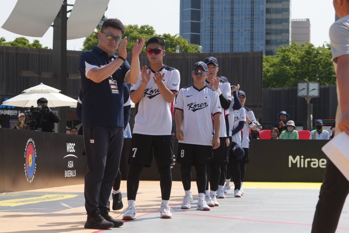 차명주 감독을 비롯한 한국 베이스볼5 대표팀 선수단이 지난 달 서울에서 열린 아시아컵에서 관중들에게 인사를 하고 있다. 대한야구소프트볼협회 제공