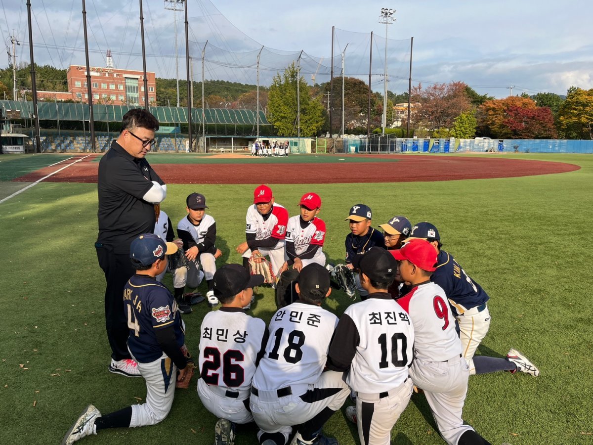 차명주 KBO 재능기부위원이 어린 선수들을 지도하고 있다.   차명주 제공