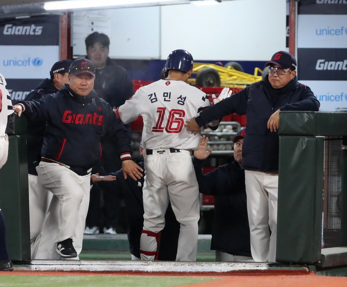 23일 오후 부산 사직야구장에서 열린 ‘2024 신한 SOL 뱅크 KBO리그’ 롯데 자이언츠와 SSG 랜더스의 경기, 2회말 2사 주자 없는 상황 롯데 김민성이 솔로 홈런을 때린 뒤 더그아웃에서 김태형 감독에게 축하를 받고 있다. 2024.4.23/뉴스1