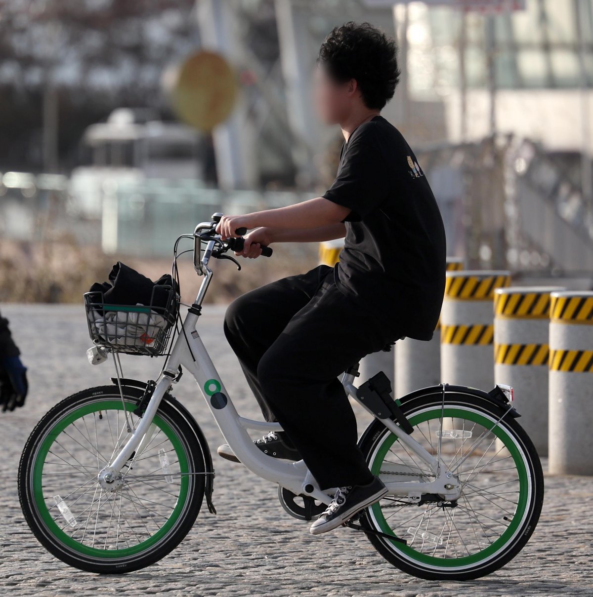 12월 ‘반팔’ 지난해 12월 서울 서초구 반포 한강공원에서 한 시민이 포근한 날씨 속에 반팔 차림으로 자전거를 타고 있다. 최고기온 기준으로 지난해 이상고온 현상은 2000년대 들어 가장 많은 57.8일 발생했다. 뉴시스