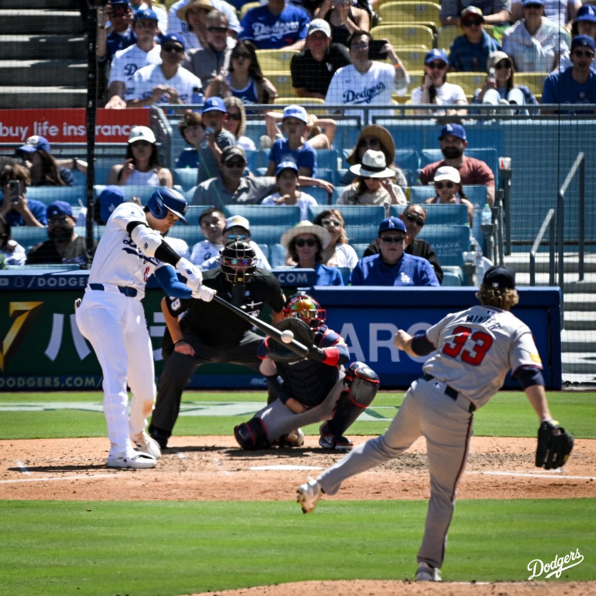 LA 다저스의 오타니 쇼헤이(왼쪽)가 6일 애틀랜타와의 안방경기 8회말에 이날 자신의 두 번째 홈런으로 이어진 배팅을 하고 있다. 오타니는 이날 홈런 2개를 포함해 4타수 4안타 3타점 활약으로 팀의 5-1 승리를 이끌었다. 사진 출처 LA 다저스 구단 소셜미디어