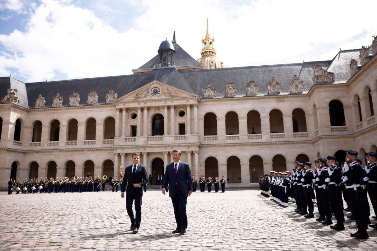 French President Emmanuel Macron and Chinese President Xi Jinping are reviewing the military honor guard at the official welcoming ceremony held at the Invalade in Paris, France on the 6th (local time).  Paris = AP Newsis